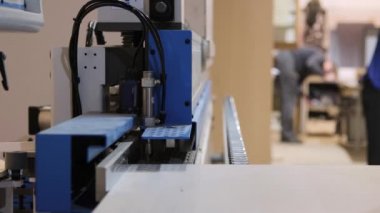 Atölyede bir kenar bandı makinesi