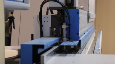 Atölyede bir kenar bandı makinesi