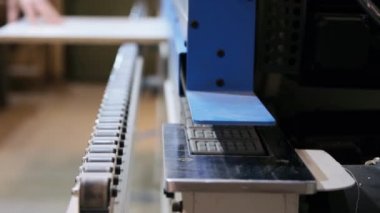 Atölyede bir kenar bandı makinesi