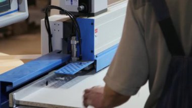 Atölyede bir kenar bandı makinesi