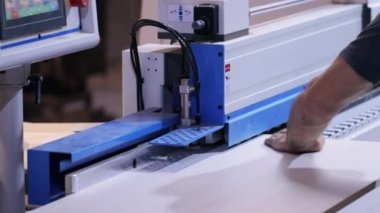 Atölyede bir kenar bandı makinesi