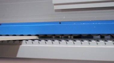 Atölyede bir kenar bandı makinesi