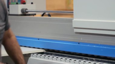 Atölyede bir kenar bandı makinesi