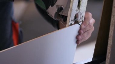 Zanaatkar, mobilya atölyesinde yapbozla çalışıyor.
