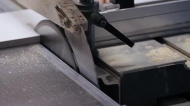 Dairesel testere üzerindeki kesme işlemi yakın planda
