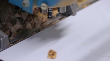 Mobilya tahtasında delik açma işlemi