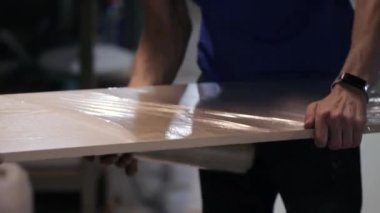 Mobilya atölyesinde bitmiş ürün paketleme süreci
