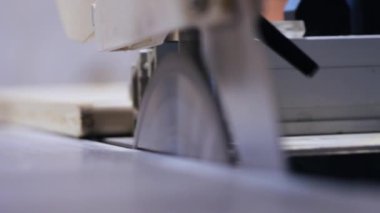 Dairesel testere üzerindeki kesme işlemi yakın planda