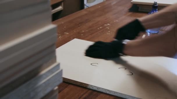 Чоловік працює на меблевій майстерні — стокове відео