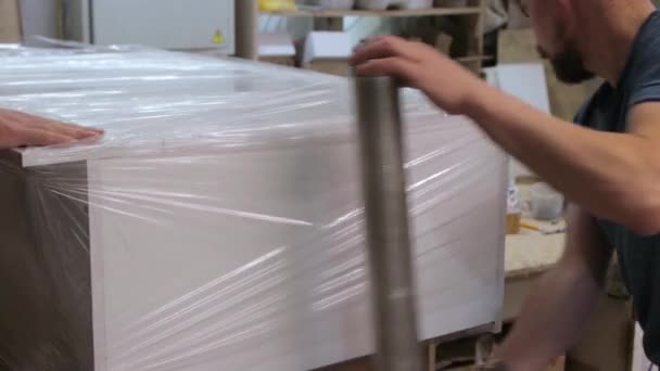 Proces owijania wyrobów gotowych w warsztacie meblowym — Wideo stockowe