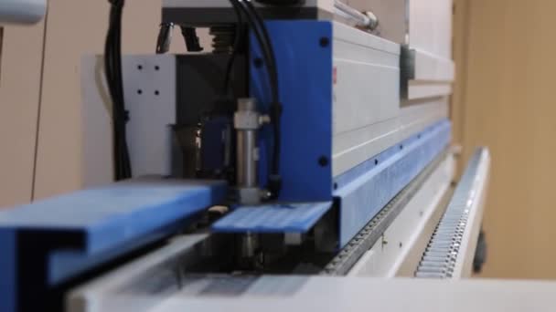 Una máquina de cantos en el taller — Vídeo de stock