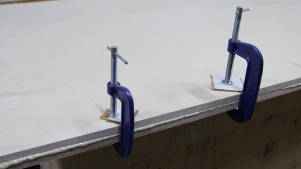 Processen för limning bordsskiva — Stockvideo