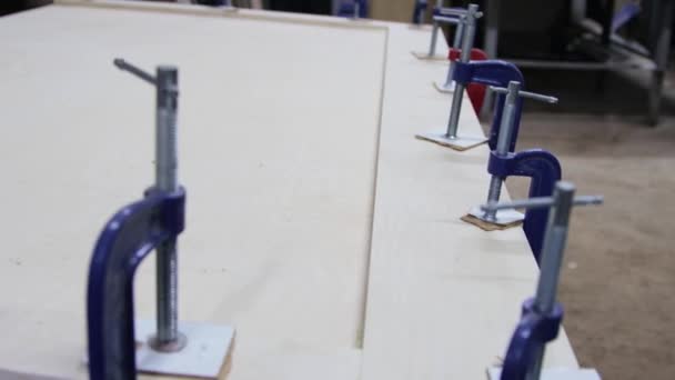 Processen för limning bordsskiva — Stockvideo
