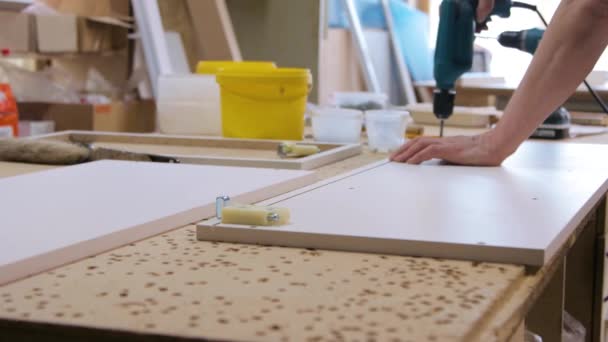 Kézműves munka bútorműhelyben — Stock videók