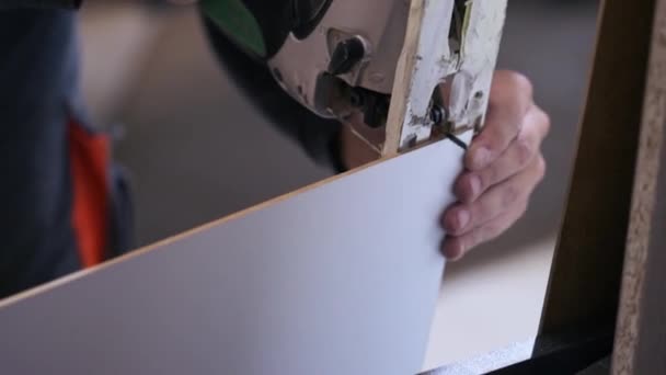 Robotnik rzemieślnik z układanki w warsztacie mebli — Wideo stockowe
