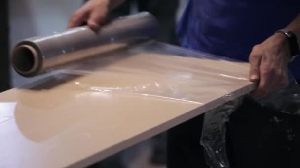 Процесс упаковки готовой продукции в мебельной мастерской — стоковое видео