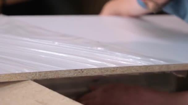 Prozess der Verpackung des fertigen Produkts in der Möbelwerkstatt — Stockvideo