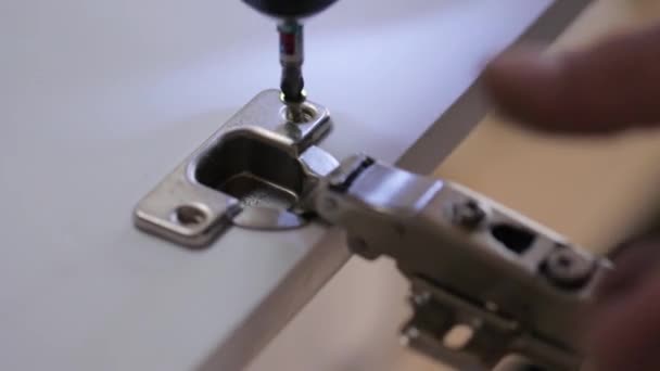 Arbejder i værksted med trådløs skruetrækker – Stock-video