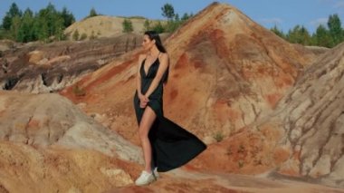 Diğer dünyaların tepelerinde poz veren güzel bir kadın.