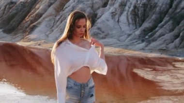 Diğer dünyaların tepelerinde poz veren güzel bir kadın.