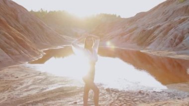 Diğer dünyaların tepelerinde poz veren güzel bir kadın.