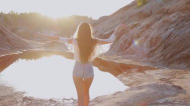 Diğer dünyaların tepelerinde poz veren güzel bir kadın.