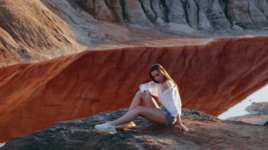 Diğer dünyaların tepelerinde poz veren güzel bir kadın.