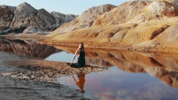 Belle femme posant sur un paysage vallonné de l'autre monde — Video
