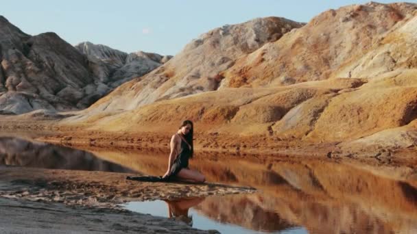 Mulher bonita posando na paisagem montanhosa de outro mundo — Vídeo de Stock