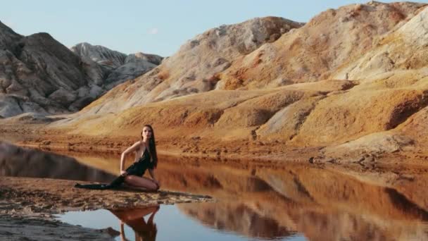 Belle femme posant sur un paysage vallonné de l'autre monde — Video