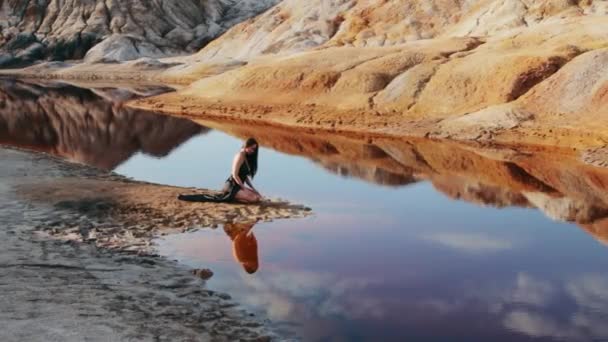 Belle femme posant sur un paysage vallonné de l'autre monde — Video