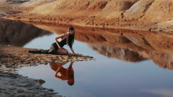 Hermosa mujer posando en un paisaje montañoso de otro mundo — Vídeo de stock