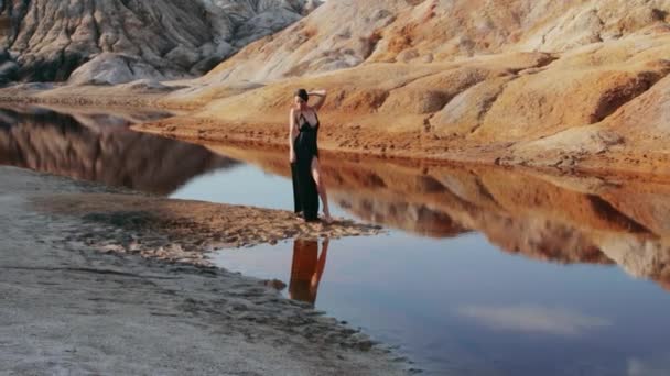 Hermosa mujer posando en un paisaje montañoso de otro mundo — Vídeo de stock