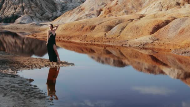 Hermosa mujer posando en un paisaje montañoso de otro mundo — Vídeo de stock