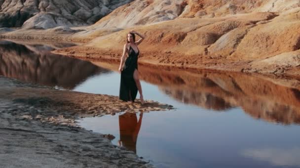 Hermosa mujer posando en un paisaje montañoso de otro mundo — Vídeo de stock