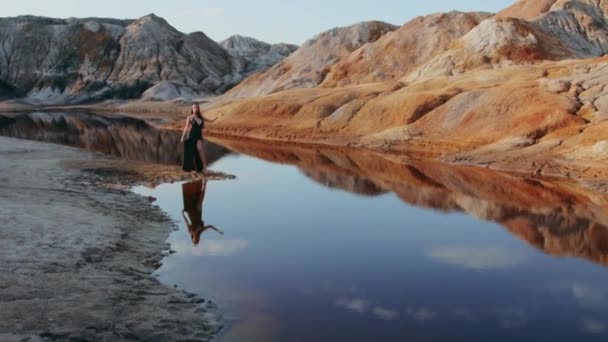 Hermosa mujer posando en un paisaje montañoso de otro mundo — Vídeo de stock