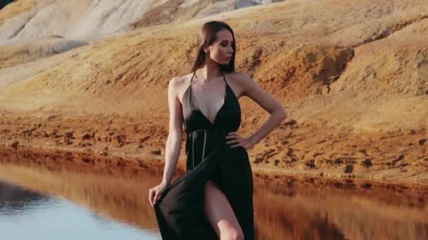 Piękna kobieta pozująca na nieziemskim pagórkowatym krajobrazie — Wideo stockowe