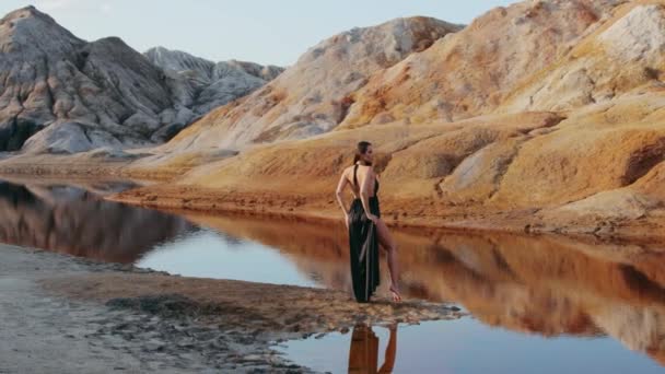 Belle femme posant sur un paysage vallonné de l'autre monde — Video