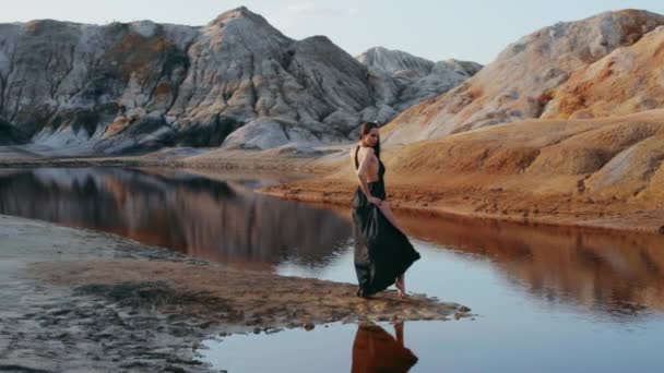 Hermosa mujer posando en un paisaje montañoso de otro mundo — Vídeo de stock