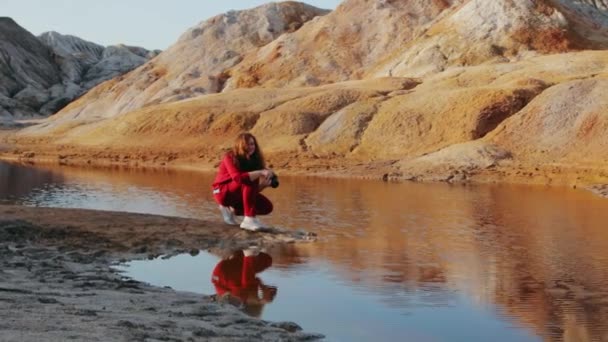 Photographer taking pictures on beautiful hilly landscape — Stock Video