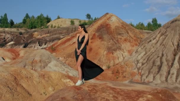 Hermosa mujer posando en un paisaje montañoso de otro mundo — Vídeos de Stock
