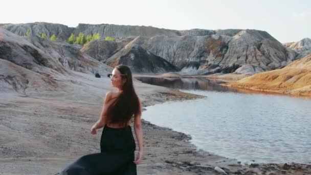 Belle femme posant sur un paysage vallonné de l'autre monde — Video