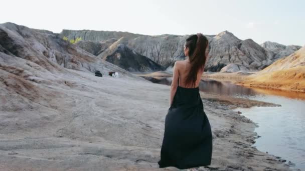 Hermosa mujer caminando en el paisaje montañoso de otro mundo — Vídeo de stock
