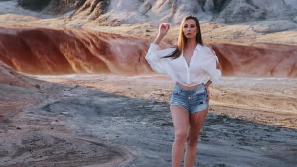 Vacker kvinna poserar på andra världsliga kuperade landskap — Stockvideo
