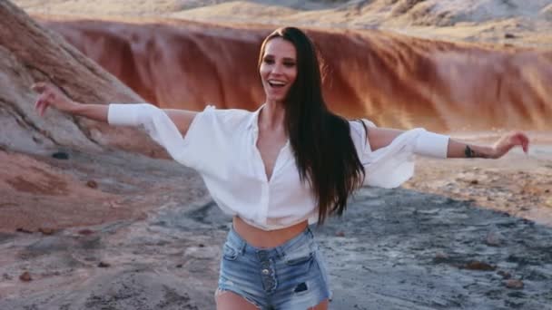 Hermosa mujer posando en un paisaje montañoso de otro mundo — Vídeo de stock