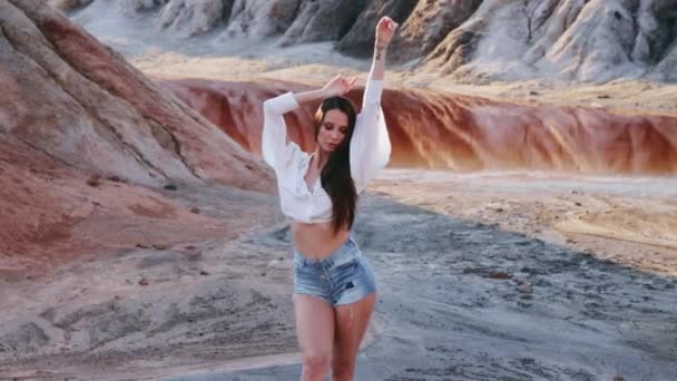 Beautiful woman posing on other-worldly hilly landscape — Stock Video