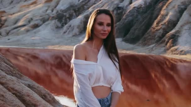 Mooie vrouw poseren op een buitenaards heuvelachtig landschap — Stockvideo