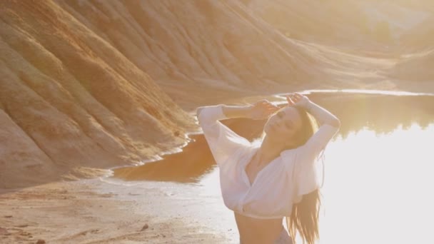 Mulher bonita posando na paisagem montanhosa de outro mundo — Vídeo de Stock