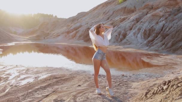 Hermosa mujer posando en un paisaje montañoso de otro mundo — Vídeos de Stock