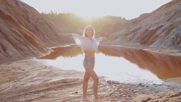 Mulher bonita posando na paisagem montanhosa de outro mundo — Vídeo de Stock